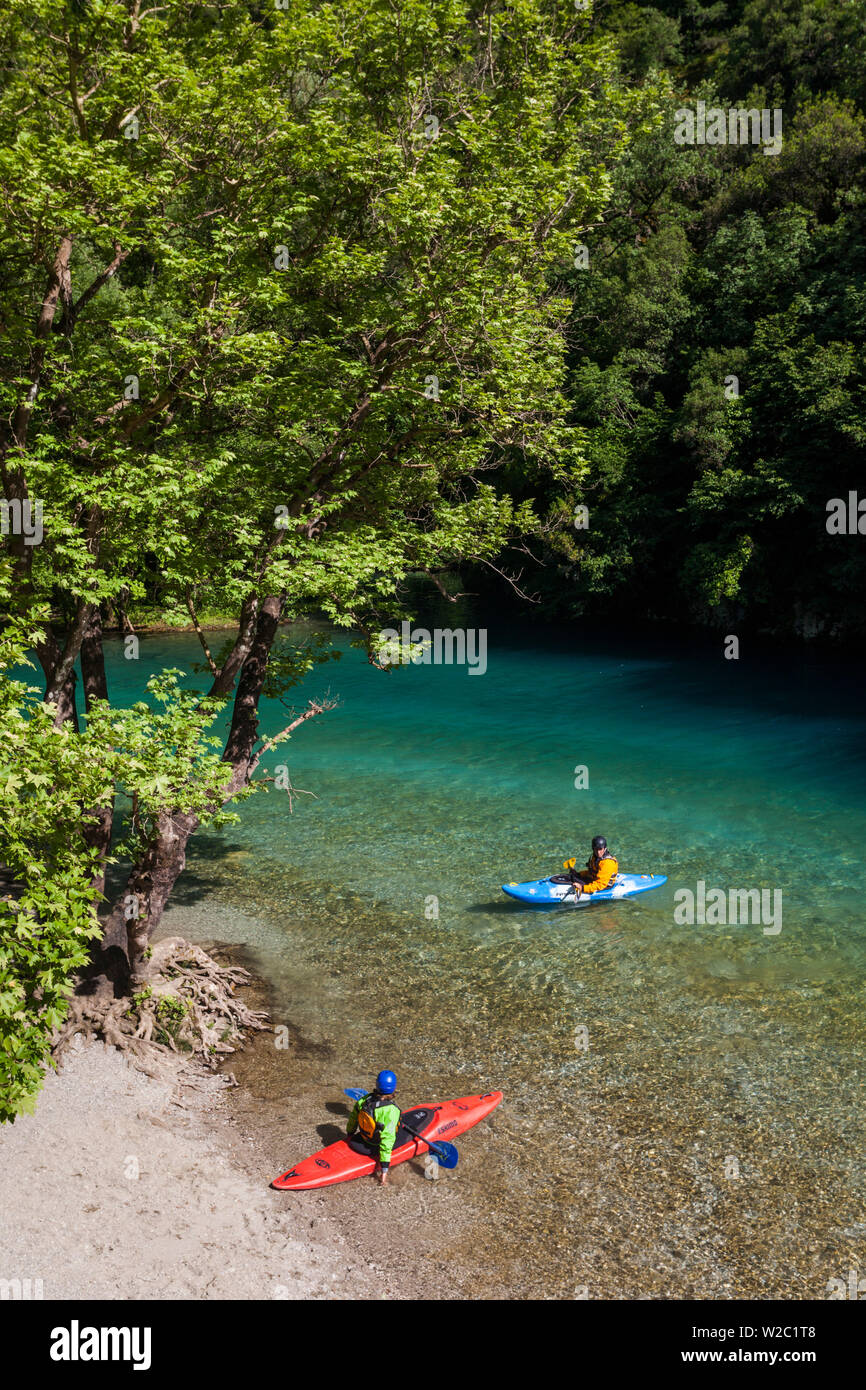 Griechenland, Region Epirus, Zagorohoria Bereich, Vikos-Schlucht, tiefste Schlucht der Welt, Kajakfahrer, Voidomatis-Fluss Stockfoto