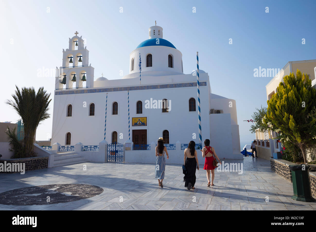 Griechisch-orthodoxe Kirche, Oia, Santorini (Thira), Kykladen, Griechenland Stockfoto