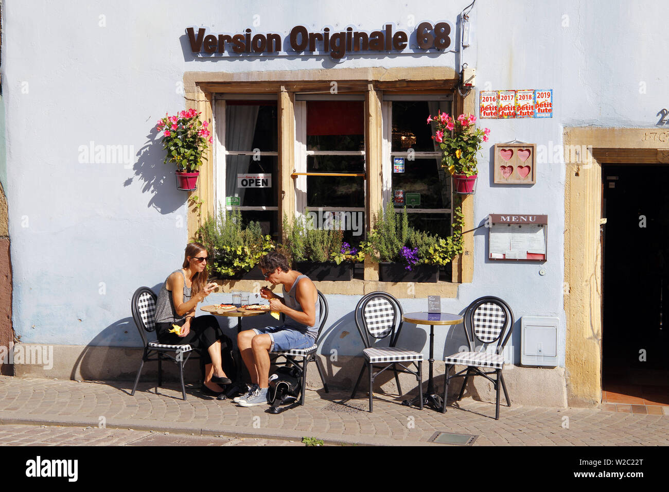 Paar beim traditionellen Elsass snack von Fammekuchen in einem Café in Petit France Gegend von Straßburg Frankreich Stockfoto