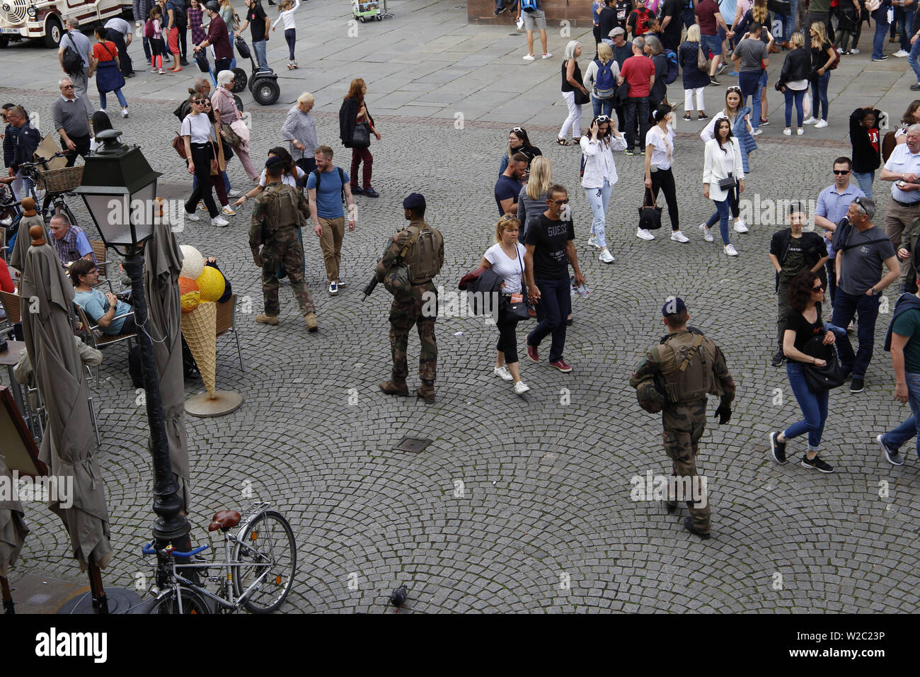 Französische bewaffnete Soldaten auf Patrouille in Place de la Dom nach einer Bombendrohung im Petit France Gegend von Straßburg am 30. Mai 2019 Stockfoto