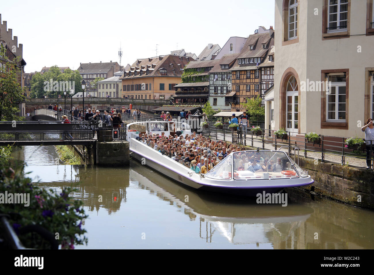 Touristenboot auf Canal in Straßburg Frankreich Stockfoto