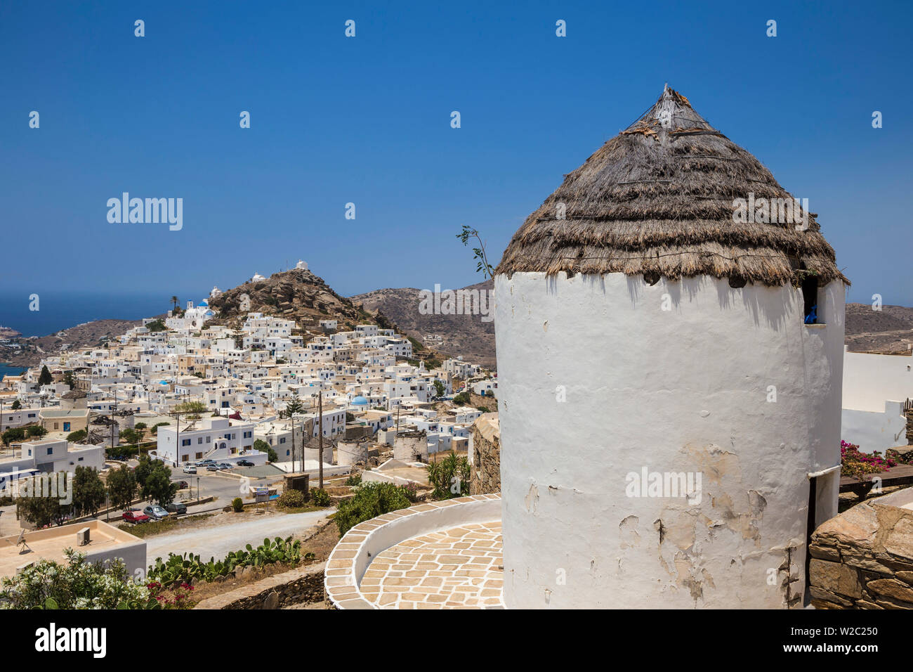 Windmühle und Ios Stadt, die Insel Ios, Kykladen, Griechenland Stockfoto