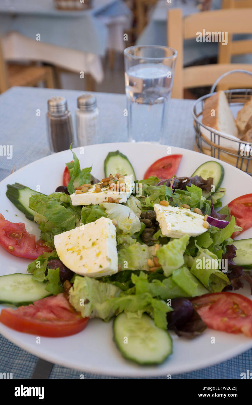 Griechischer Salat, Oia, Santorini (Thira), Kykladen, Griechenland Stockfoto
