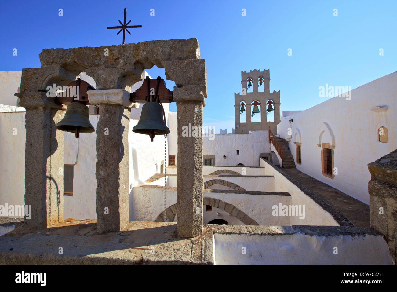Die Glockentürme im Kloster des Heiligen Johannes in Chora, Patmos, Dodekanes, griechische Inseln, Griechenland, Europa Stockfoto Die Glockentürme im Kloster des Heiligen Johannes in Chora, Patmos, Dodekanes, griechische Inseln, Griechenland, Europa Stockfoto