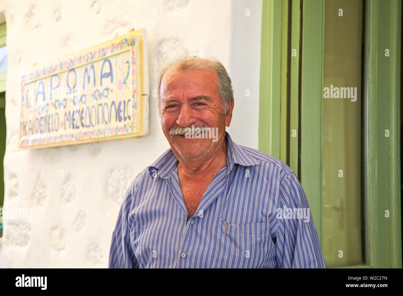 Lächelnd griechischen Mann, Patmos, Dodekanes, Griechische Inseln, Griechenland, Europa Stockfoto