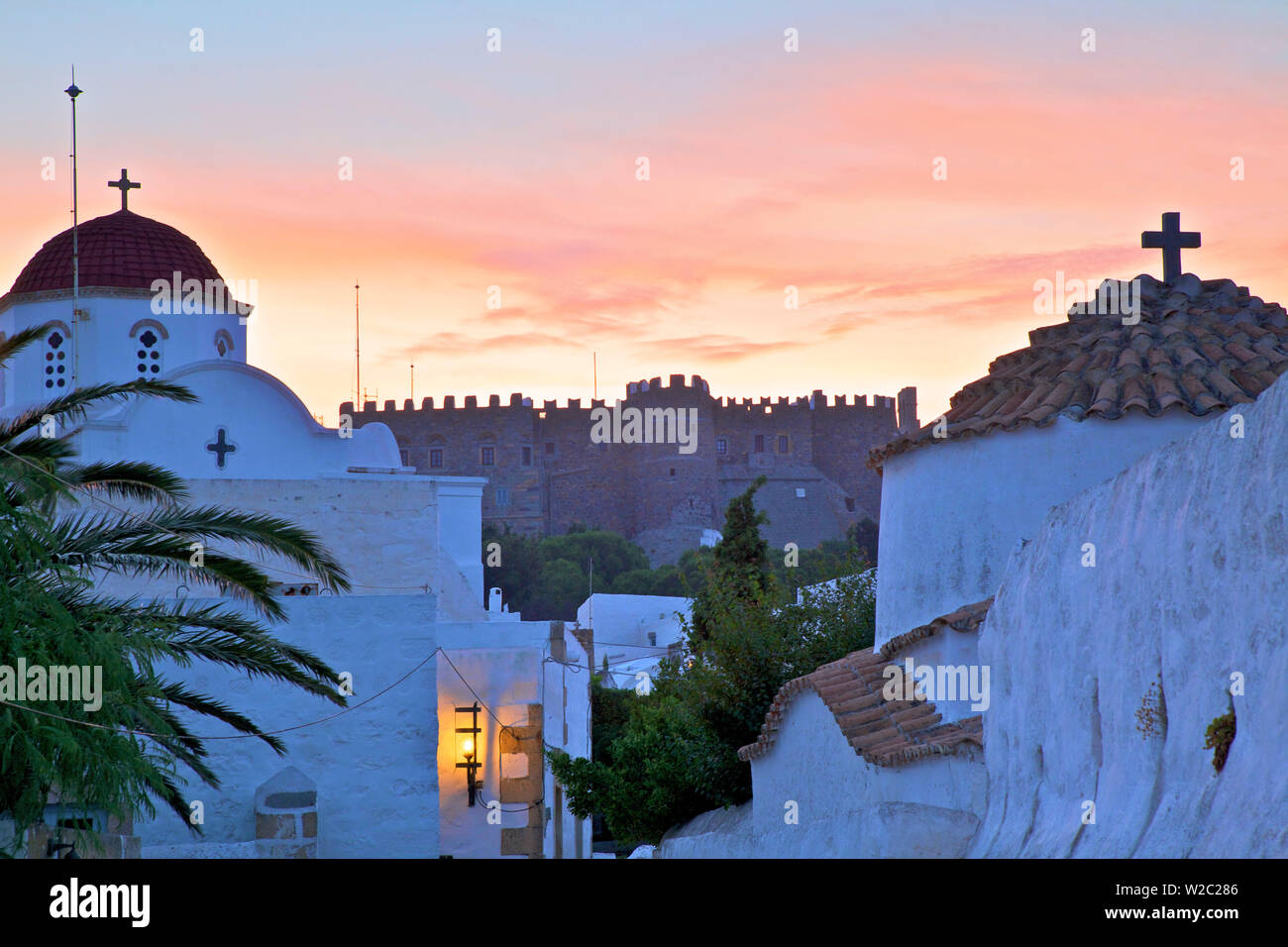 Kirchen bei Sonnenuntergang mit dem Kloster St. Johannes im Hintergrund, Patmos, Dodekanes, Griechische Inseln, Griechenland, Europa Stockfoto