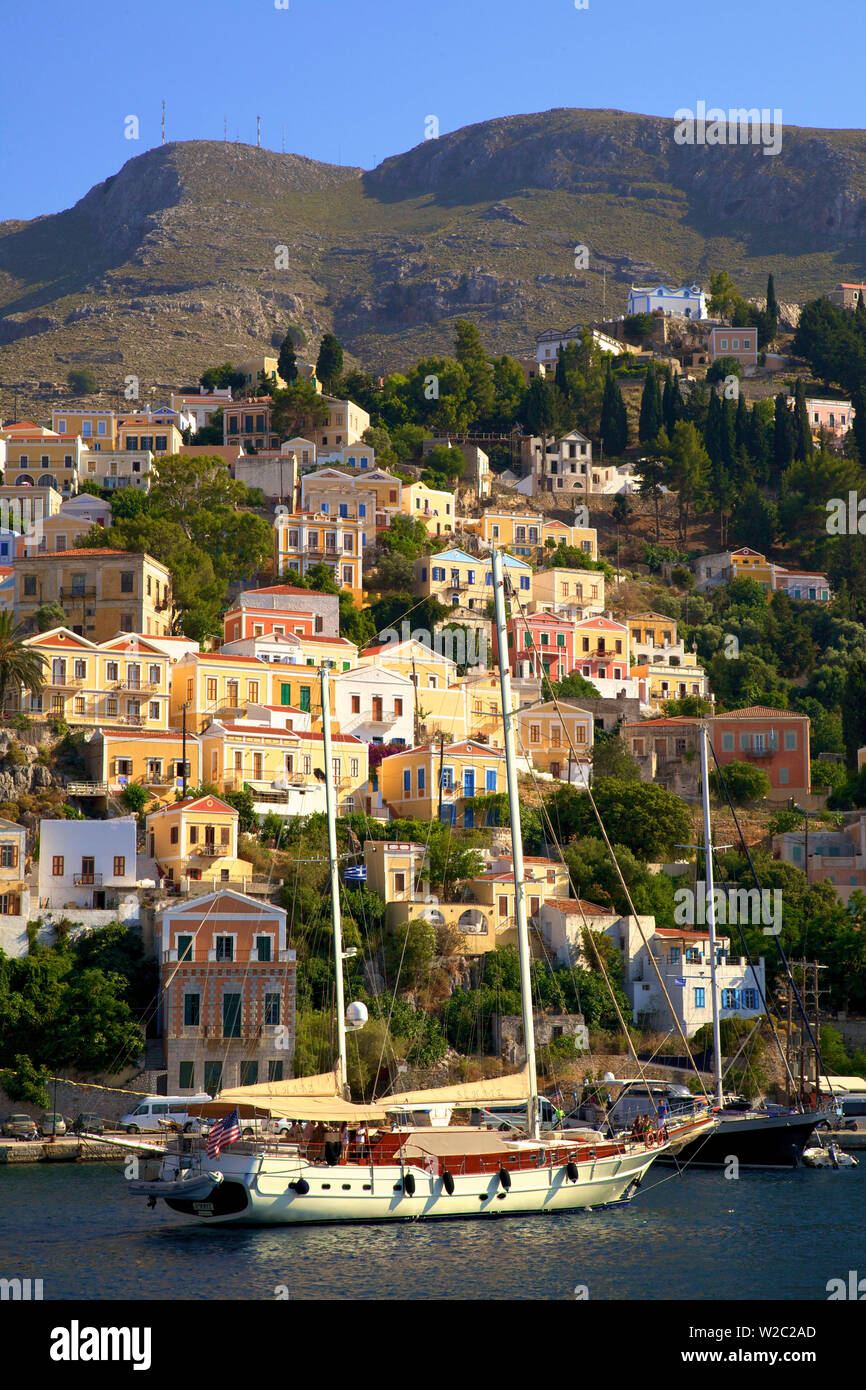 Boote im Hafen von Symi, Symi, Dodekanes, griechische Inseln ...
