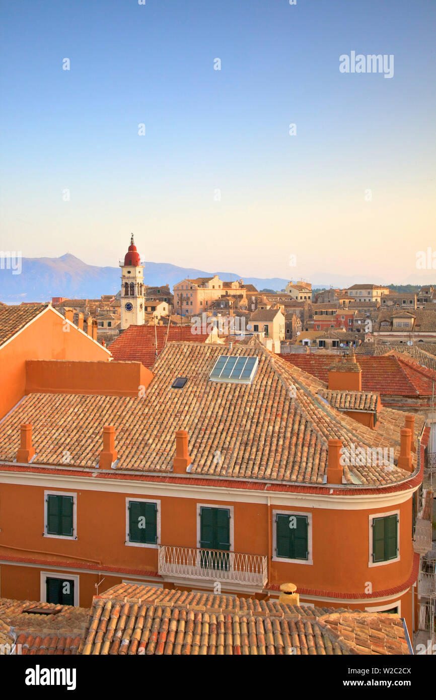 Blick über Korfu Altstadt mit Agios Spyridon bei Dämmerung, Altstadt von Korfu, Corfu, Ionische Inseln, griechische Inseln, Griechenland, Europa Stockfoto