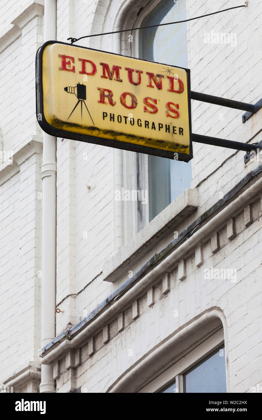 Irland, Dublin, Grafton Street, der Vintage Fotograf anmelden Stockfoto