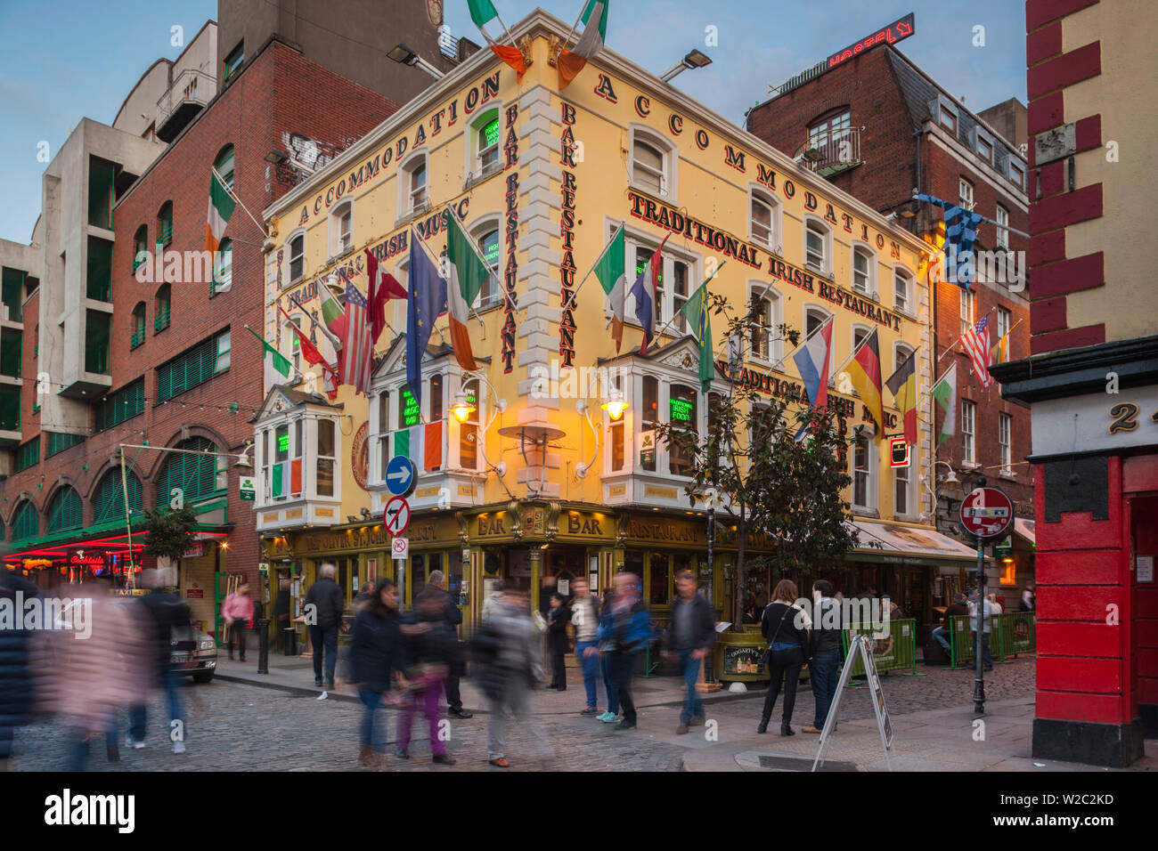 Irland, Dublin, Temple Bar Gegend, traditionelle Pub Exterieur, Oliver St. John Gogarty Pub, Dämmerung Stockfoto