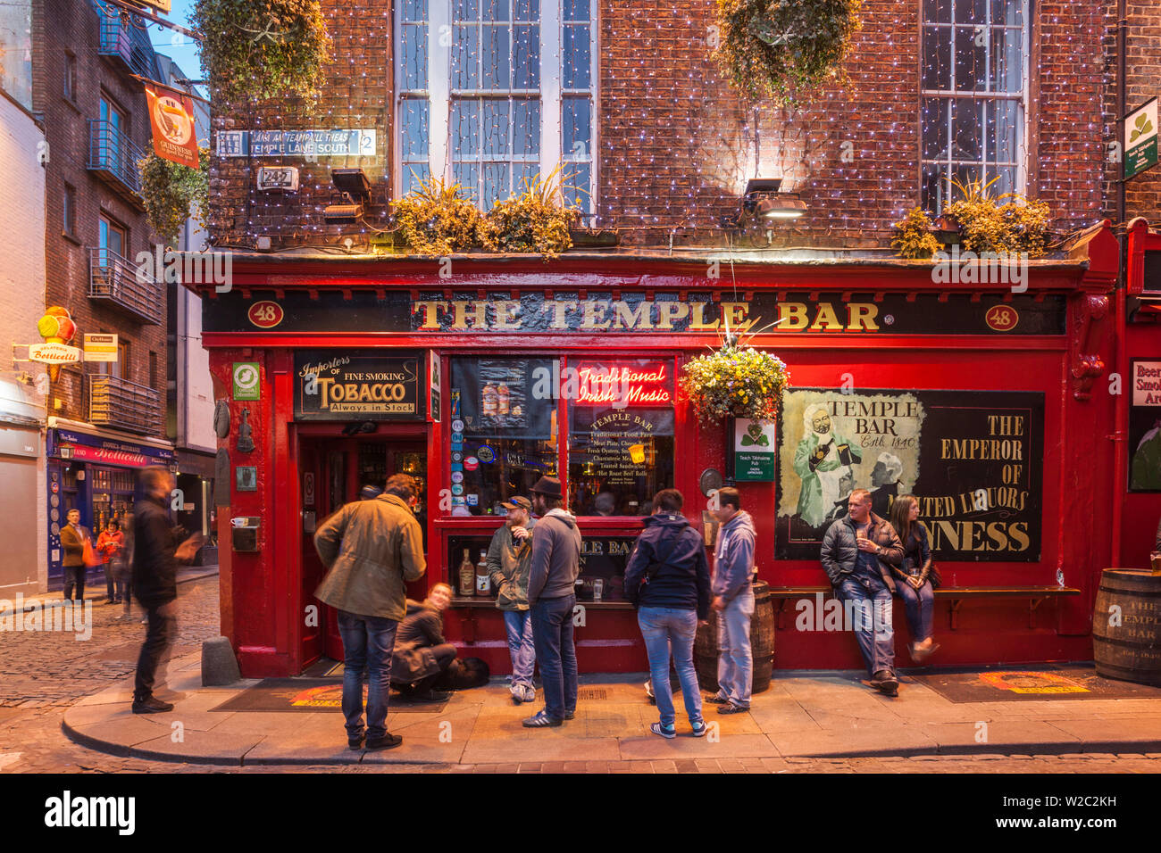Irland, Dublin, Temple Bar Gegend, Bierstube außen, The Temple Bar Pub, Dämmerung Stockfoto