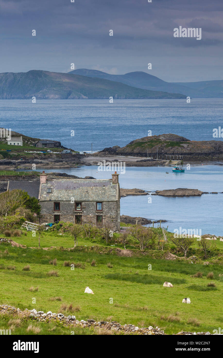 Irland, County Cork, Beara Halbinsel, Ring of Beara, Garinish, erhöhten Blick auf Ballydonegan Bay Stockfoto