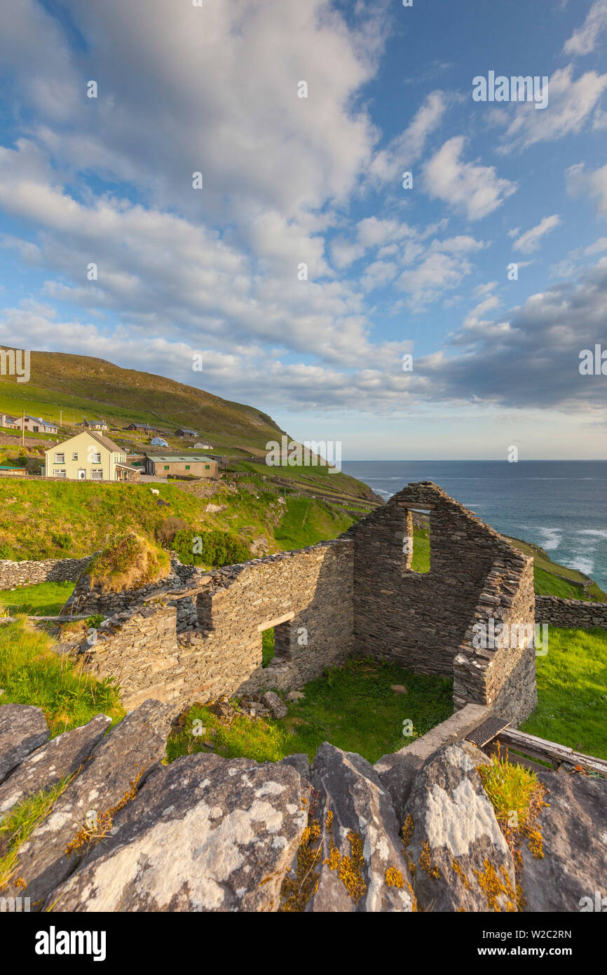 Irland, County Kerry, Dingle Halbinsel, Slea Head Drive Dunquin, Bauernhaus Ruinen Stockfoto