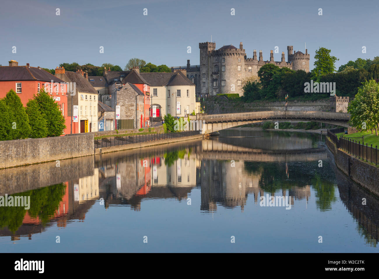 Irland, Grafschaft Kilkenny, Kilkenny City, Pubs entlang Fluss Nore und Kilkenny Castle Stockfoto