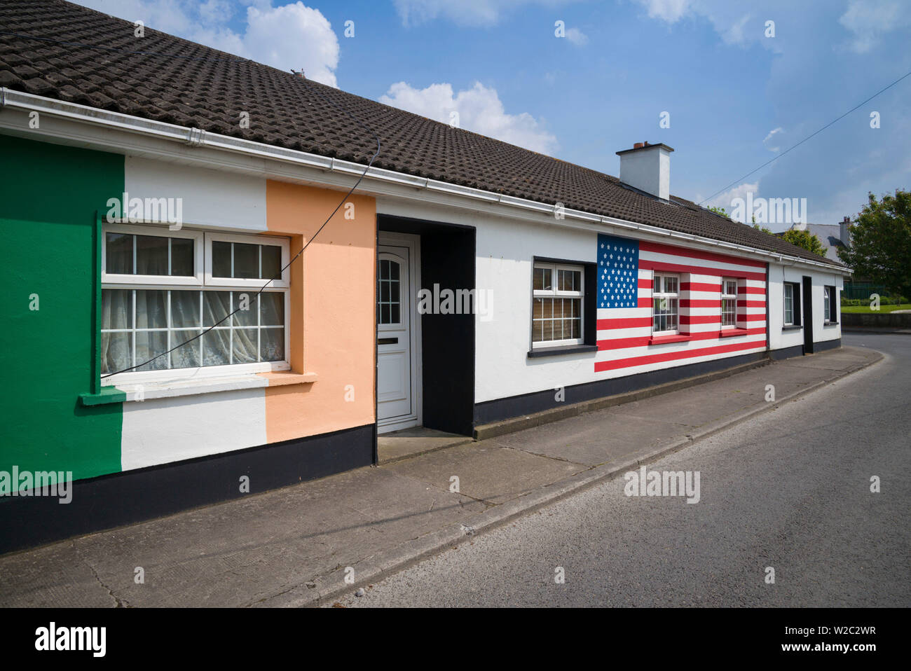 Irland, County Offaly, Moneygall, Haus gemalt mit irischen und US-Flaggen für den Besuch von US-Präsident Barack Obama Stockfoto