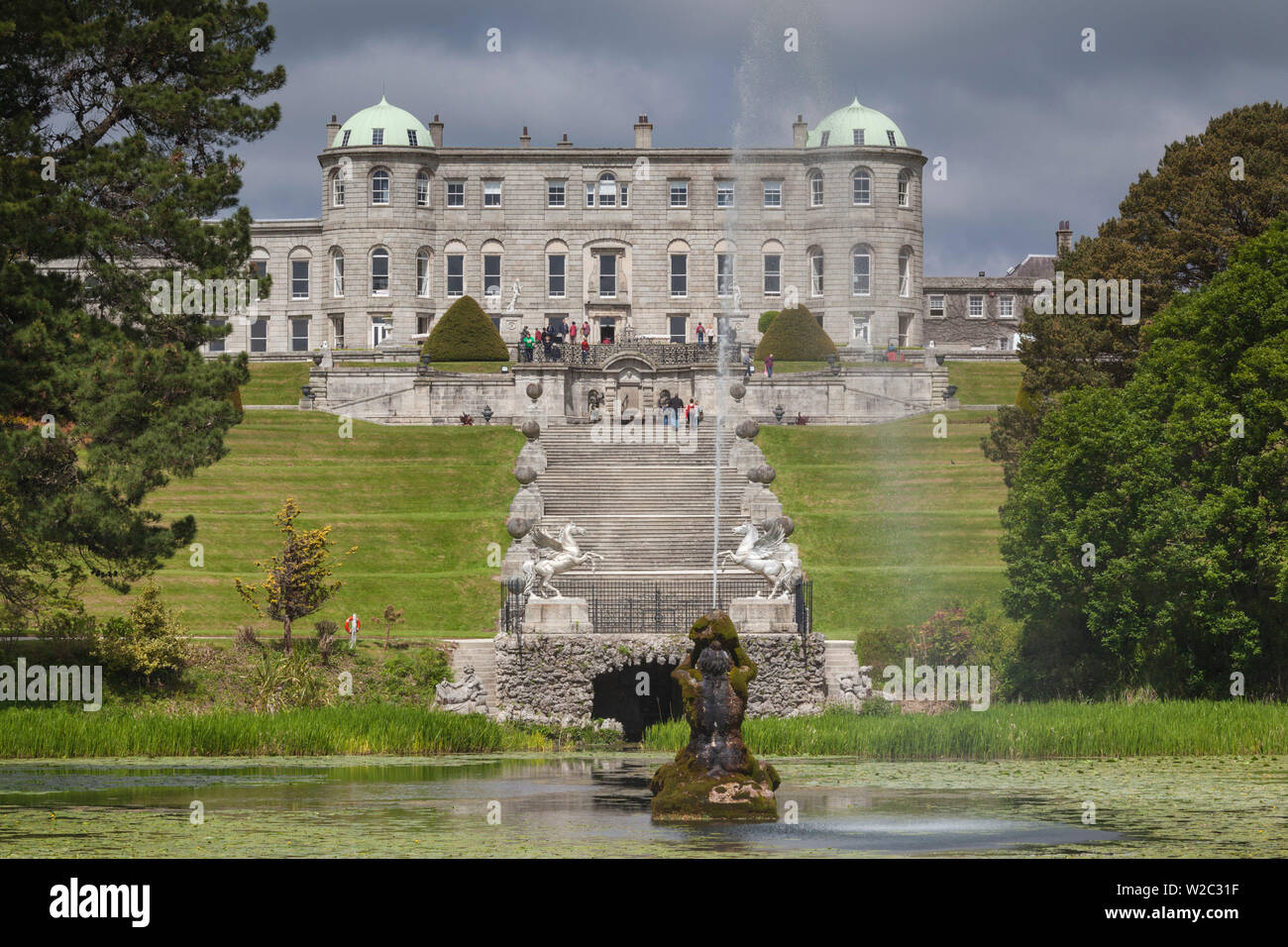 Irland, County Wicklow, Enniskerry, Powerscourt Estate, Powerscourt House von Triton-See Stockfoto
