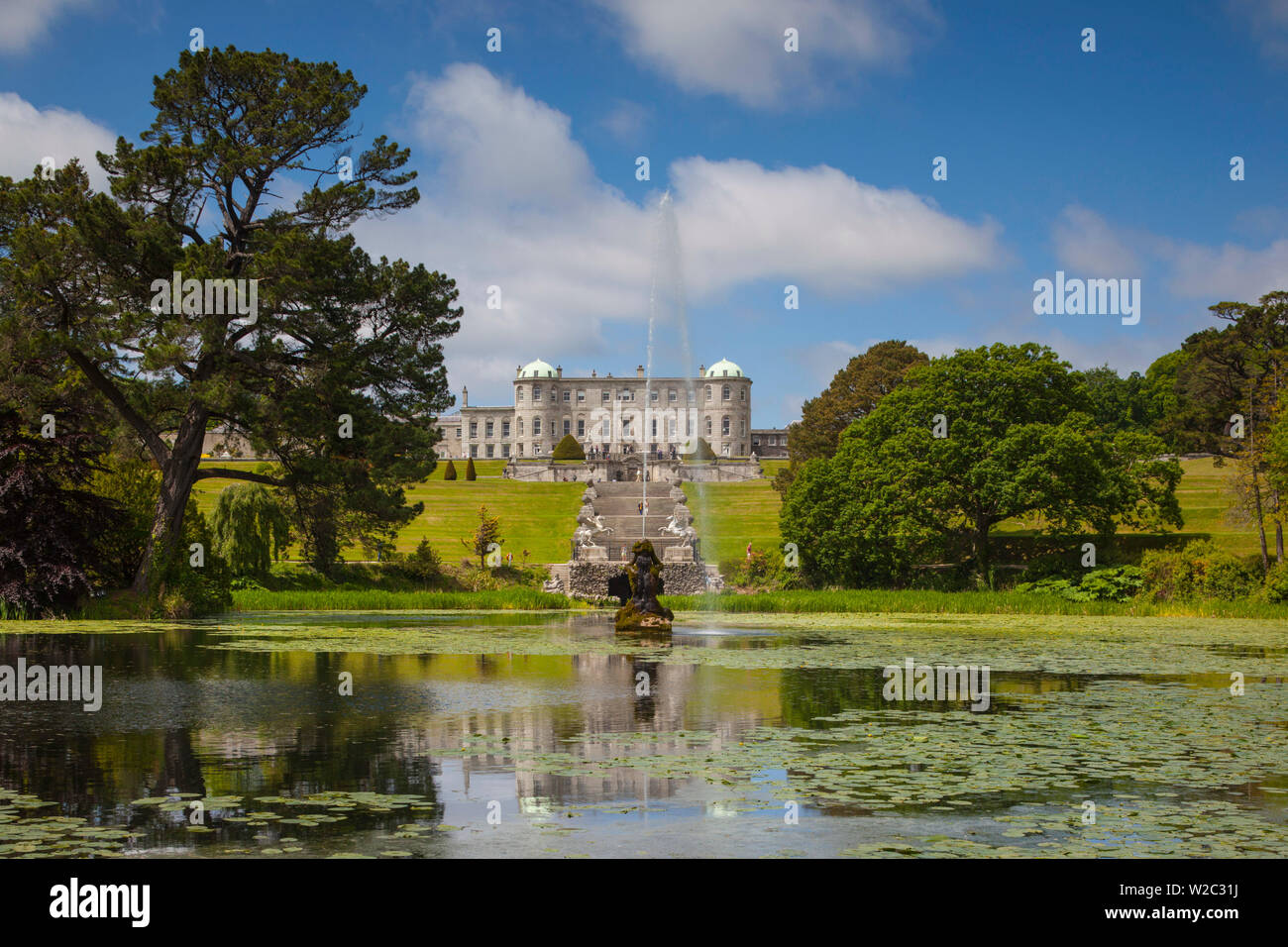 Irland, County Wicklow, Enniskerry, Powerscourt Estate, Powerscourt House von Triton-See Stockfoto