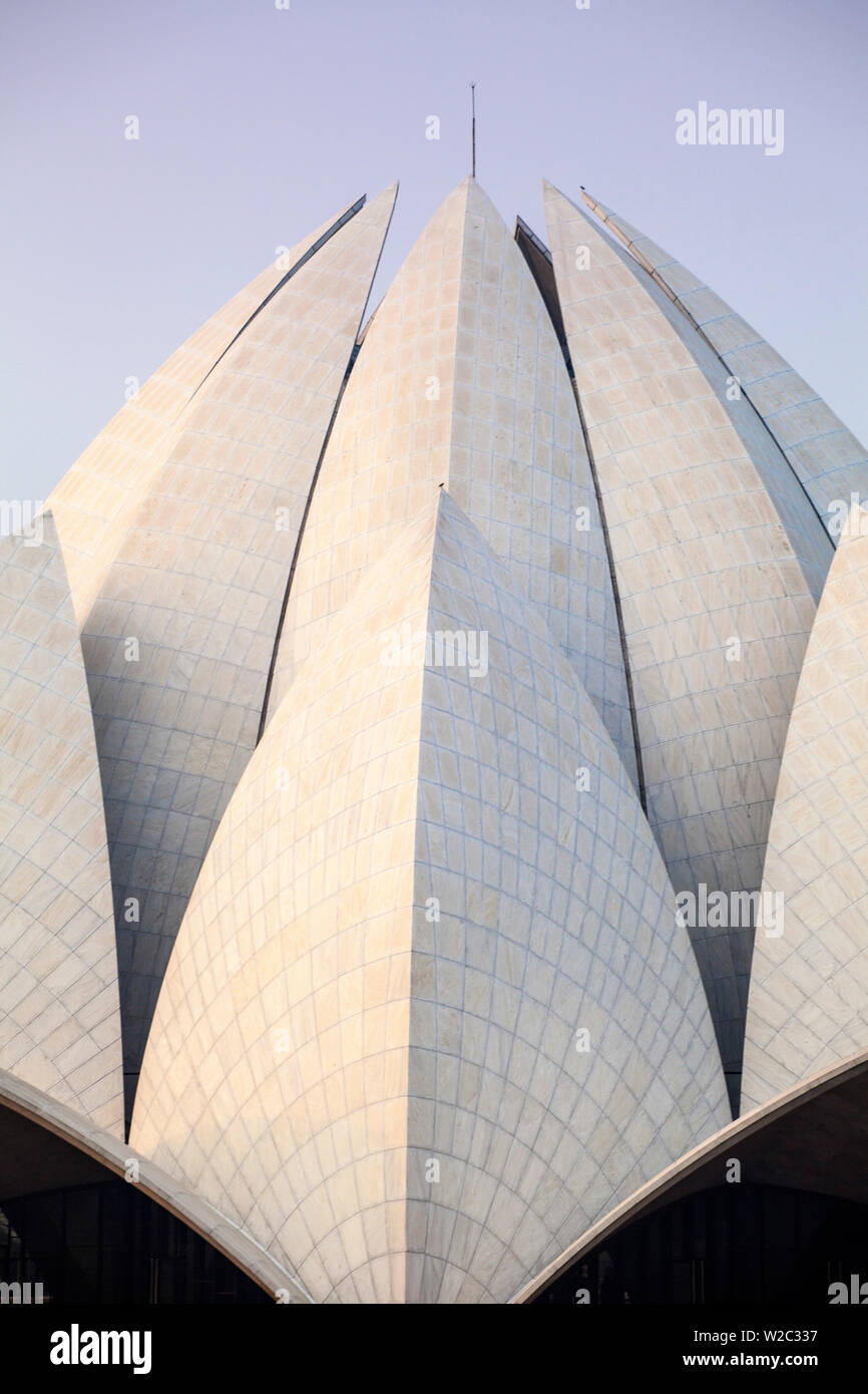 Indien, Delhi, New Delhi, Bahai Haus der Andacht wissen als der Lotus Tempel in der Dämmerung Stockfoto