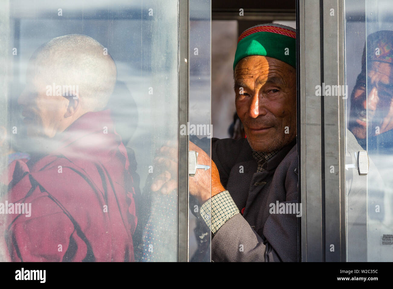 Mann auf Bus, nr Leh, Ladakh, Indien Stockfoto