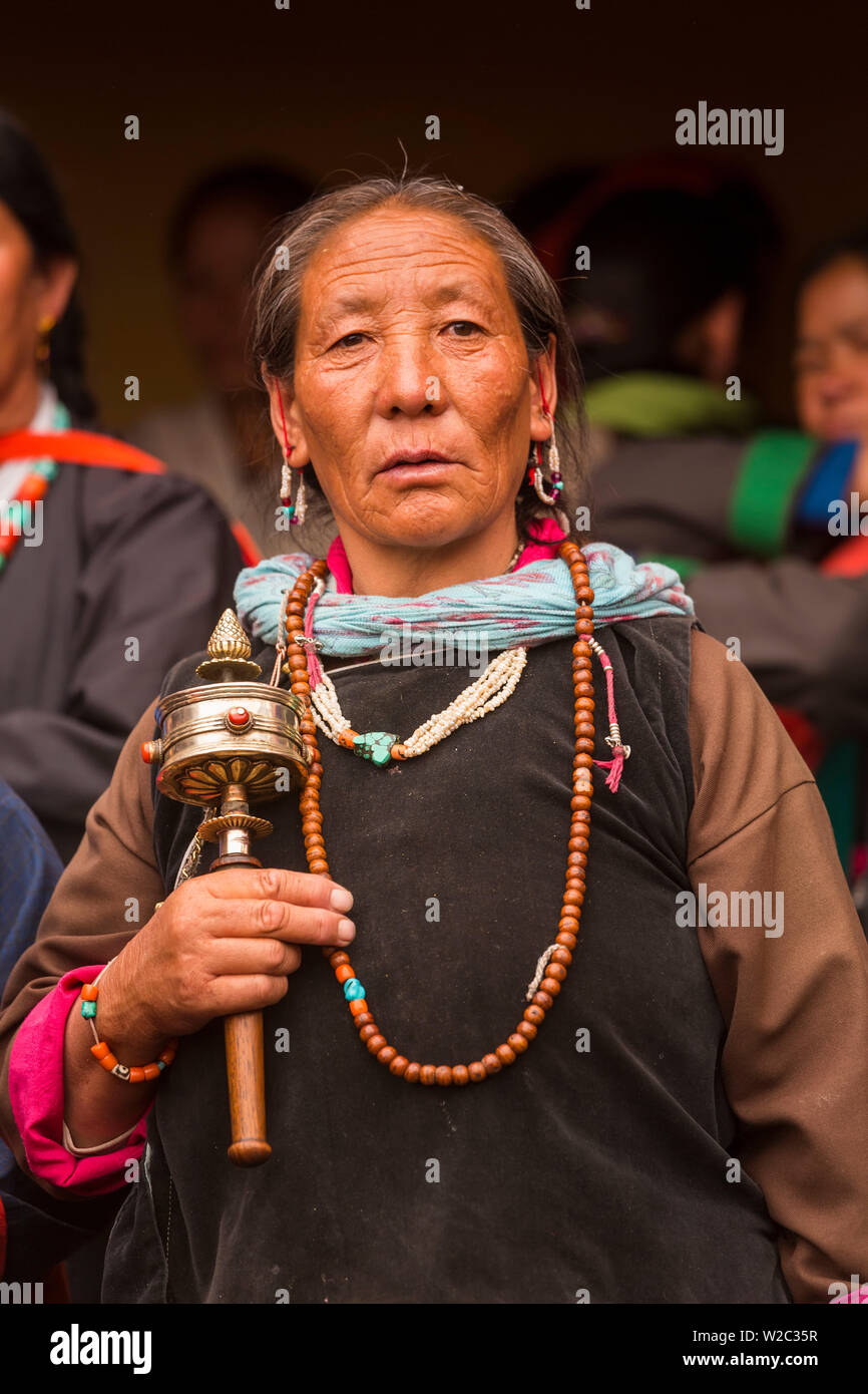 Buddhistische Frau mit Gebetsmühle, Hemis nr Leh, Ladakh, Indien Stockfoto