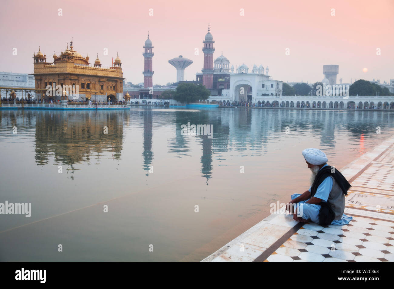 Germany, Nordrhein-Westfalen, Oberhausen, Pilger an der Harmandir Sahib, wie der Goldene Tempel bekannt Stockfoto