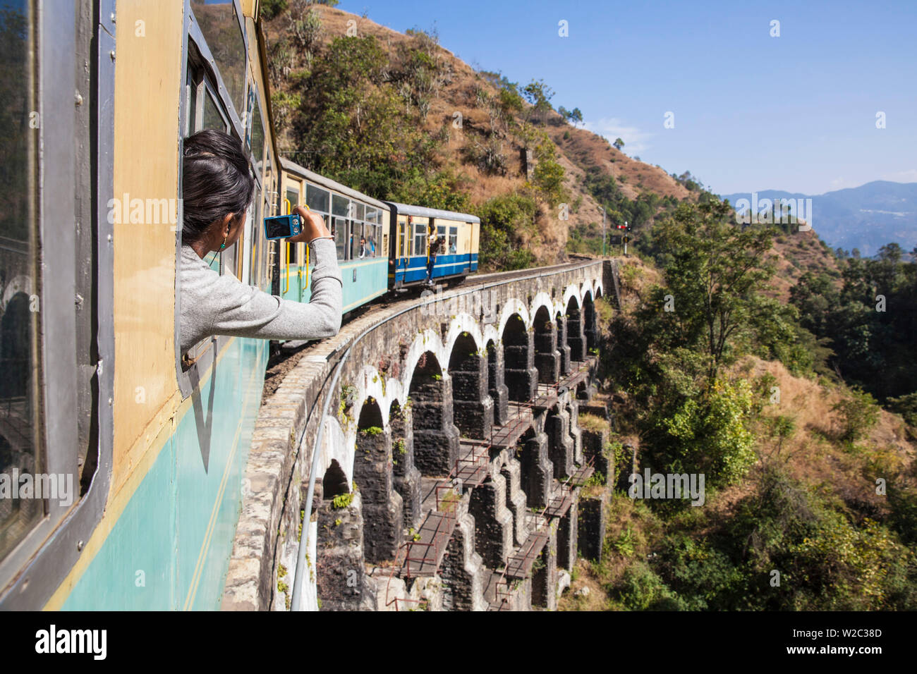 Indien, im Nordwesten Indiens, der Kalkaâ €" Shimla Eisenbahn, der Himalaya Königin Spielzeugeisenbahn, Arch galerie Brücke Nr. 493 Stockfoto