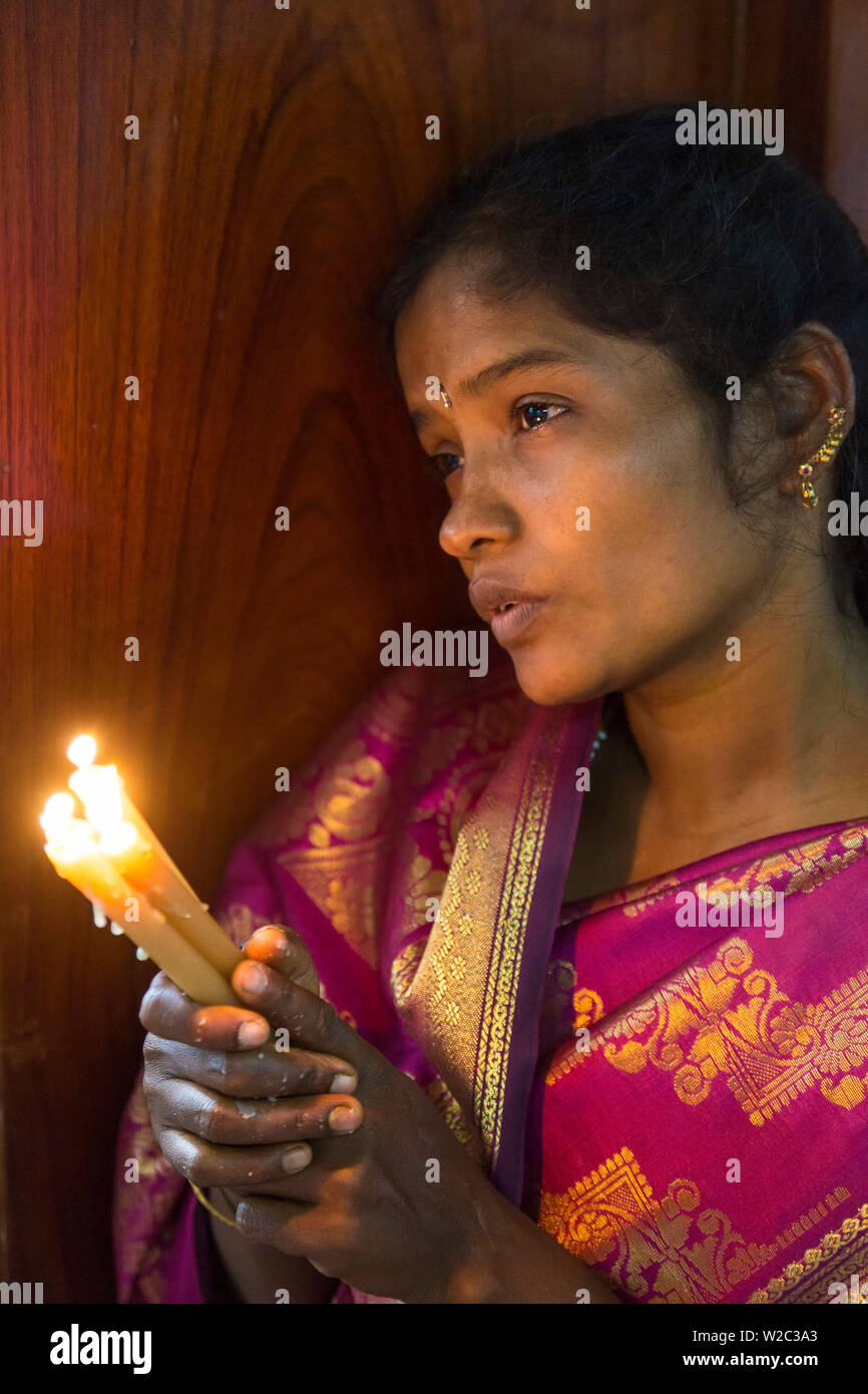 Frau mit Kerzen, St Mary's Church, George Town, Chennai (Madras), Tamil Nadu, Indien Stockfoto