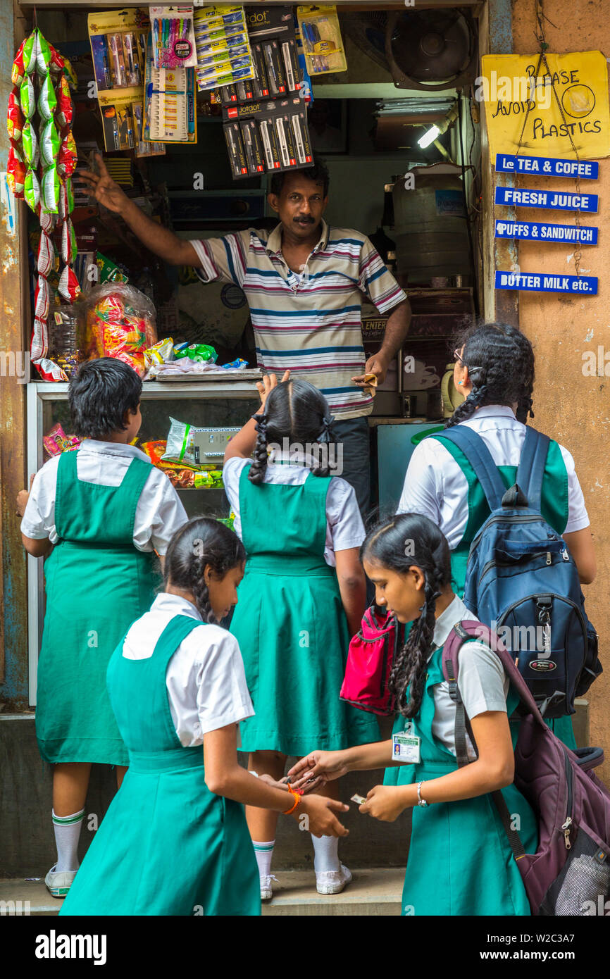 Schule Mädchen kaufen Snacks, Chennai (Madras), Indien Stockfoto