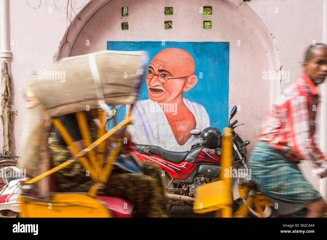 Cycle Rickshaw & Gandhi Wandbild, Chennai (Madras), Indien Stockfoto