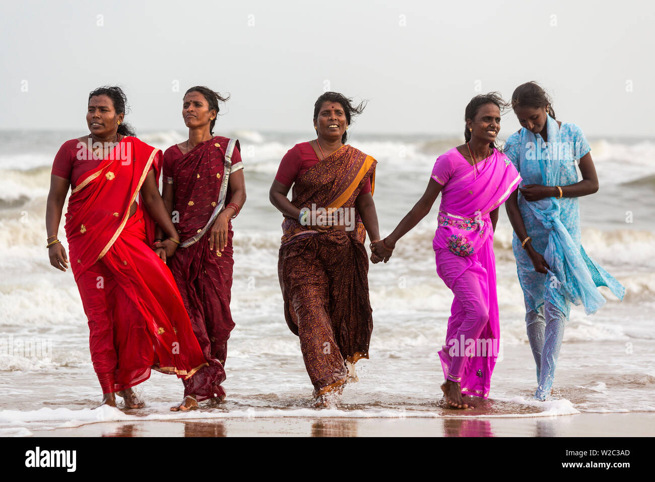 Indische Frauen spielen im Surf, Chennai (Madras), Tamil Nadu, Indien Stockfoto