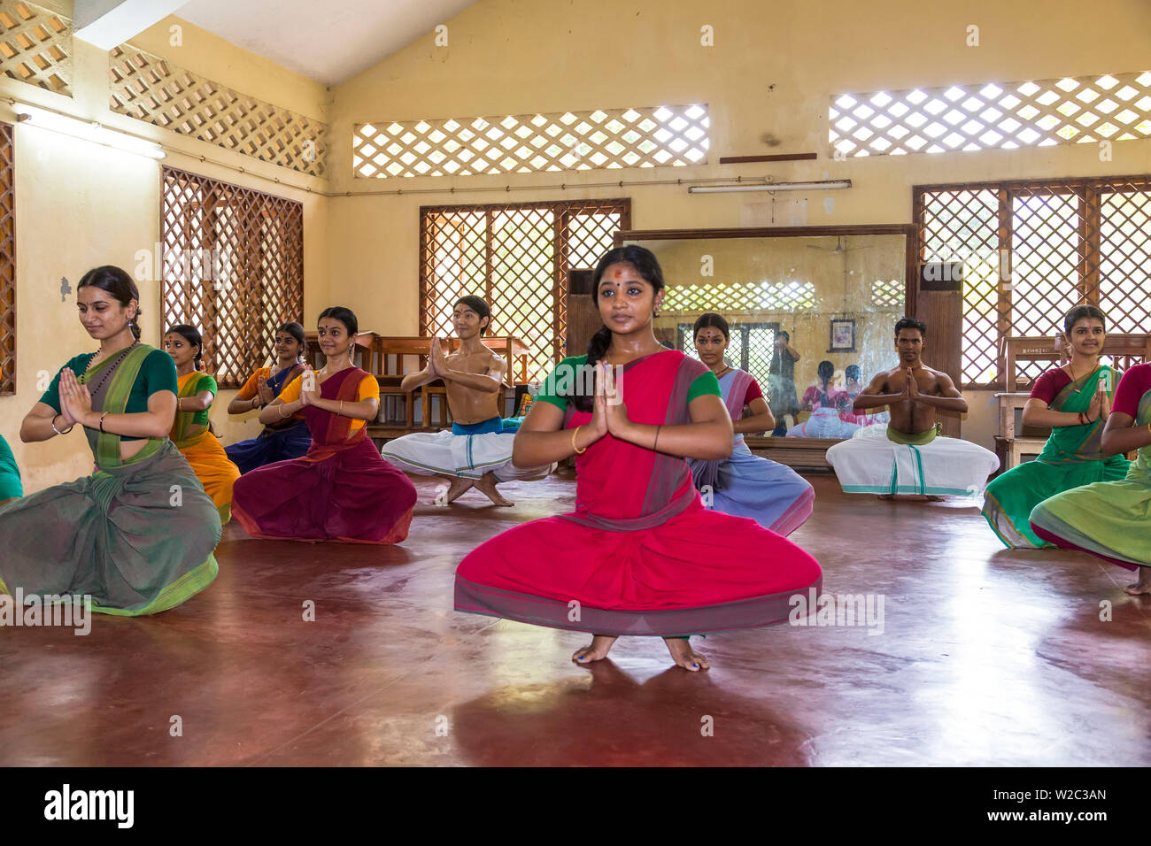 Studenten der traditionellen indischen Tanz in der Klasse, Chennai (Madras), Tamil Nadu, Indien Stockfoto
