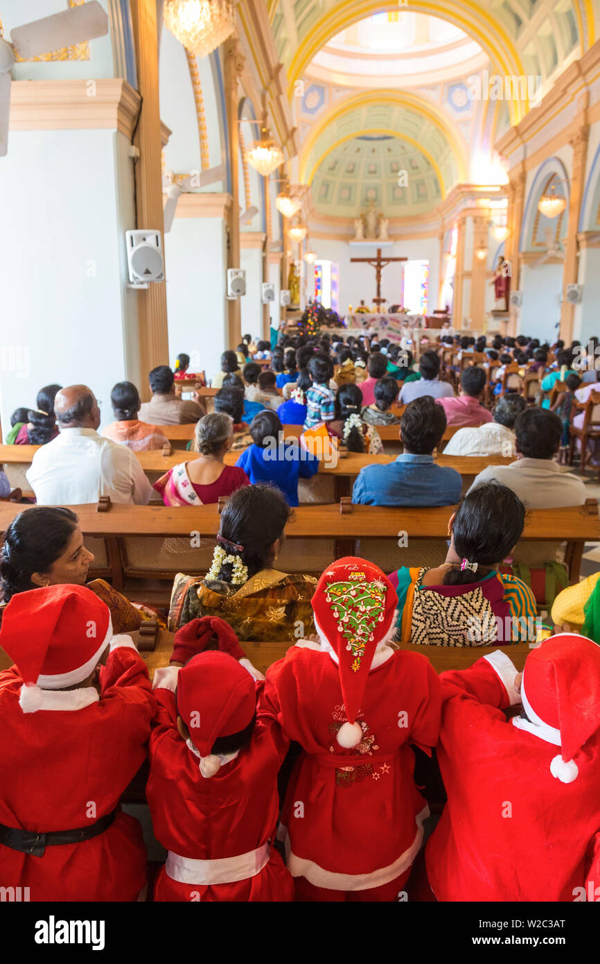 Kinder verkleidet als Weihnachtsmann, der Gottesmutter von Engeln Kirche, Pondicherry (Puducherry), Tamil Nadu, Indien Stockfoto