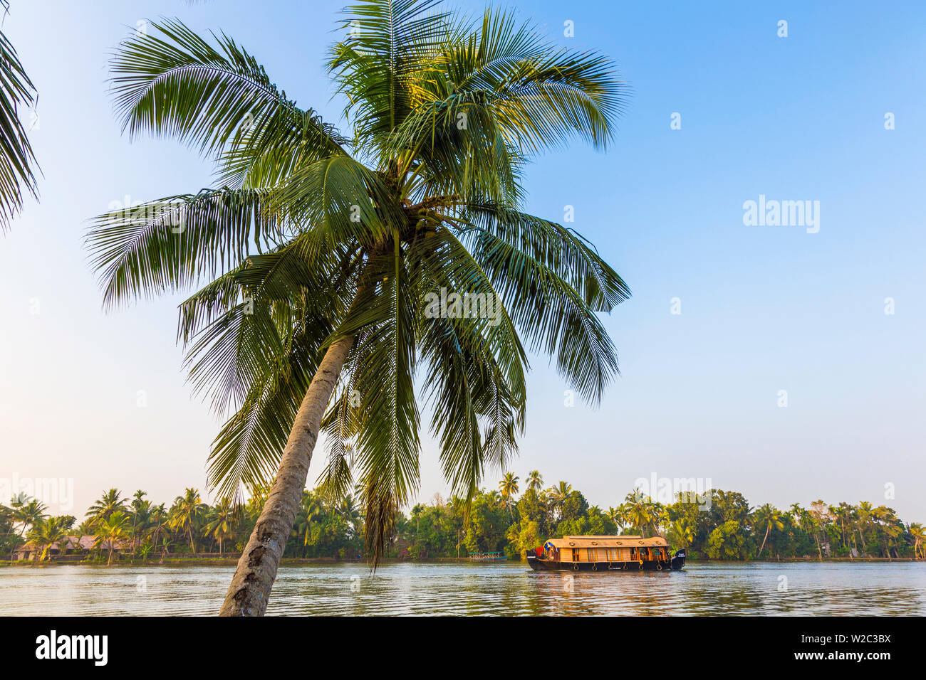 Traditionelles Haus, Boot, Kerala Backwaters, nr Alleppey, (oder Alappuzha), Kerala, Indien Stockfoto