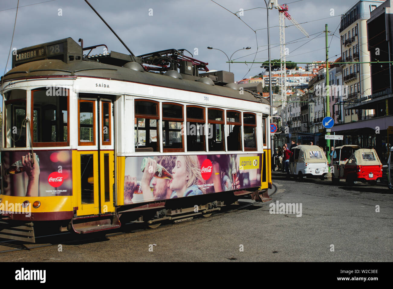 Portugal Lissabon Zug mit Coco cola Werbung Stockfoto