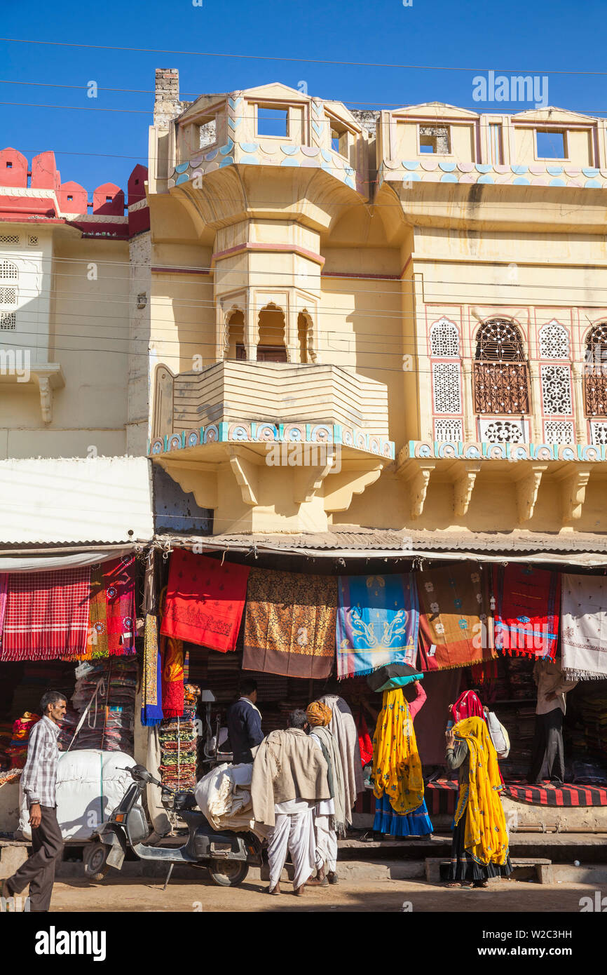 Indien, Rajasthan, Pushkar, Frauen einkaufen im Basar Geschäfte im Camel Fair Stockfoto