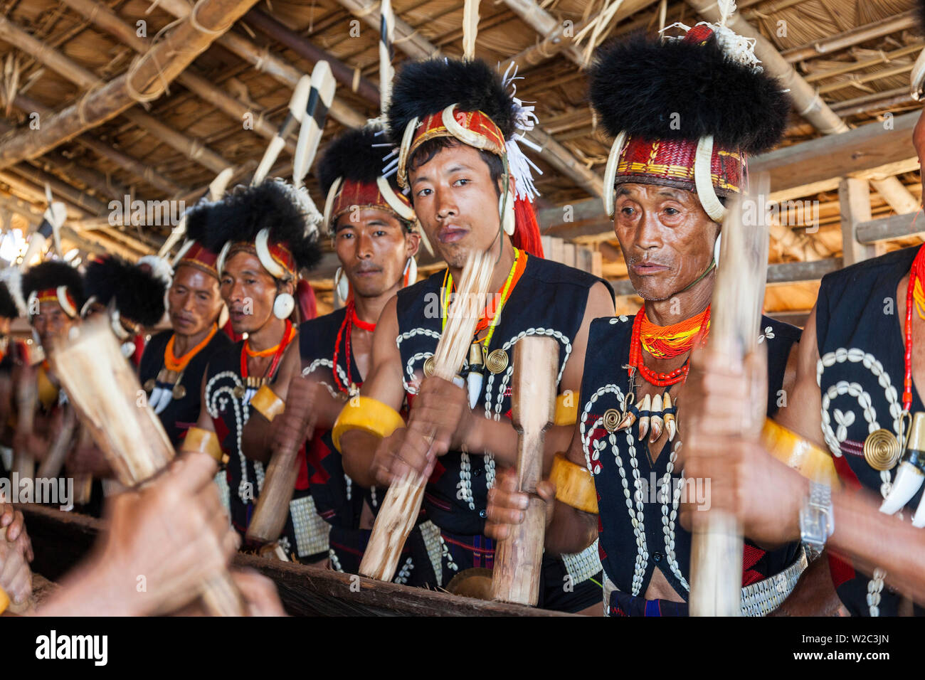 Chang Stamm, Nagaland; Indien; Tribal Drum schlagen Stockfoto
