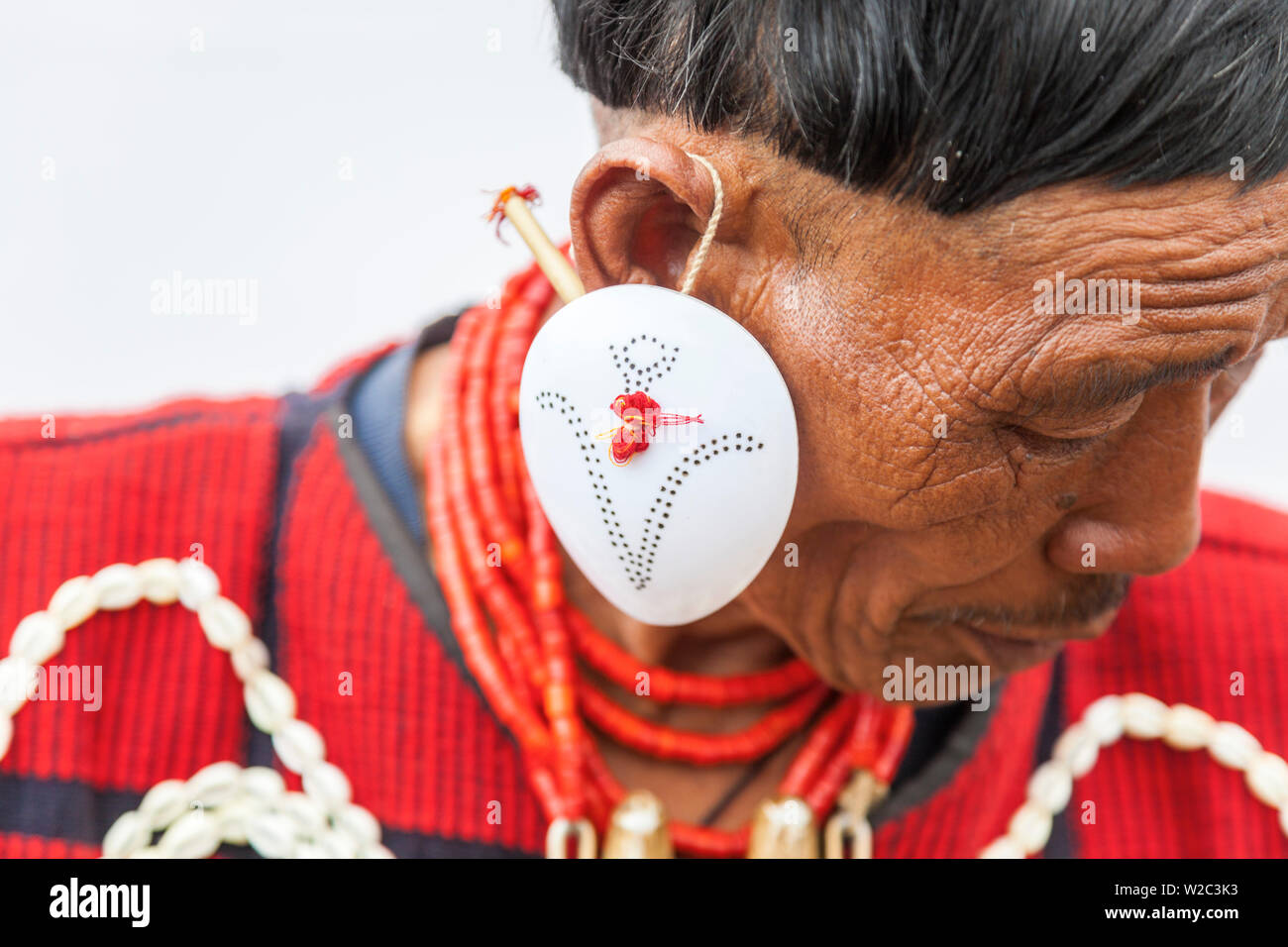 Yimchunger Stammesangehörige mit Ohrring, Nagaland, N.E. Indien Stockfoto