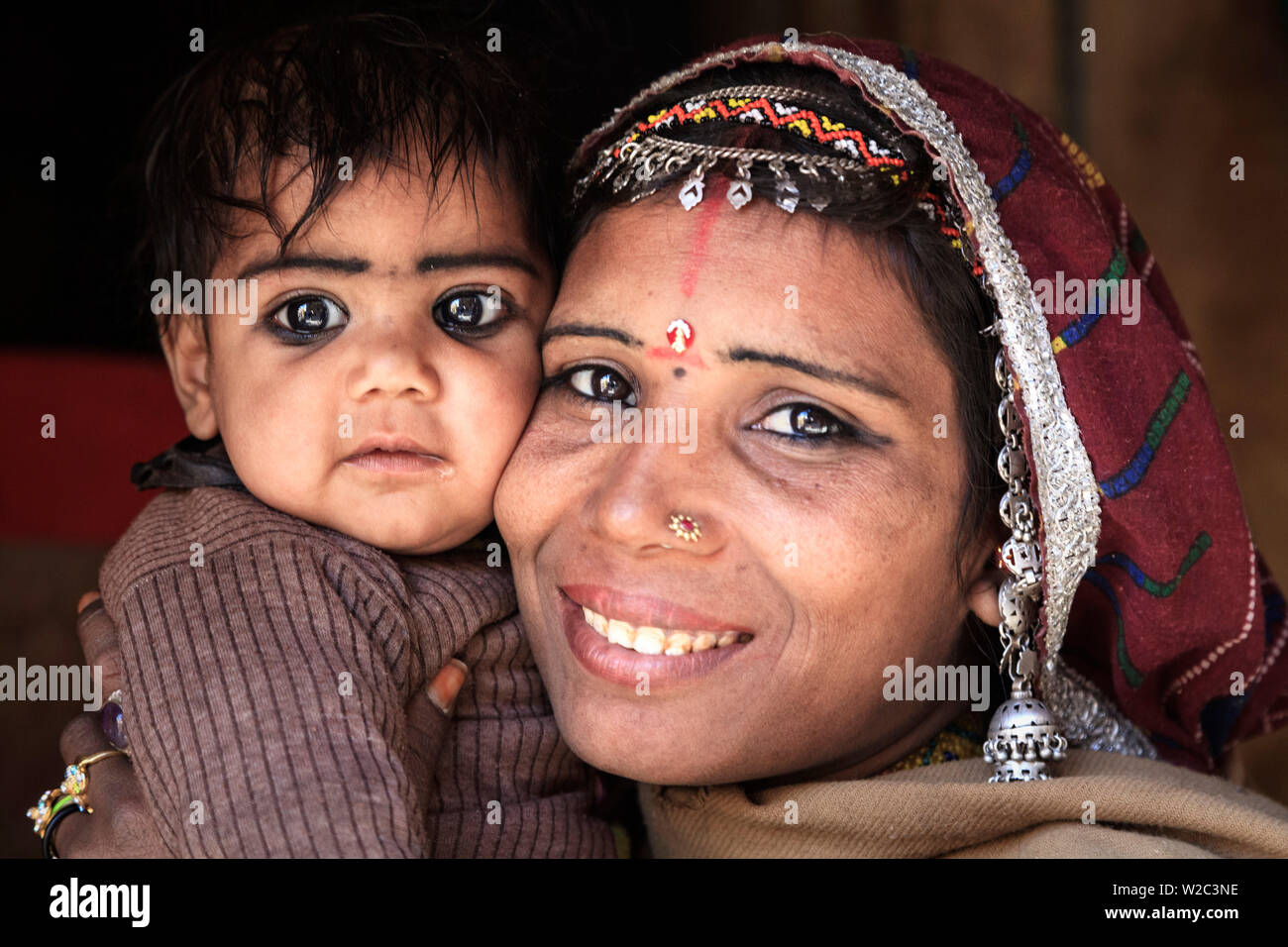 Indien, Rajasthan, Jaisalmer, Altstadt, lokale Frau, die traditionelle Outfits Stockfoto