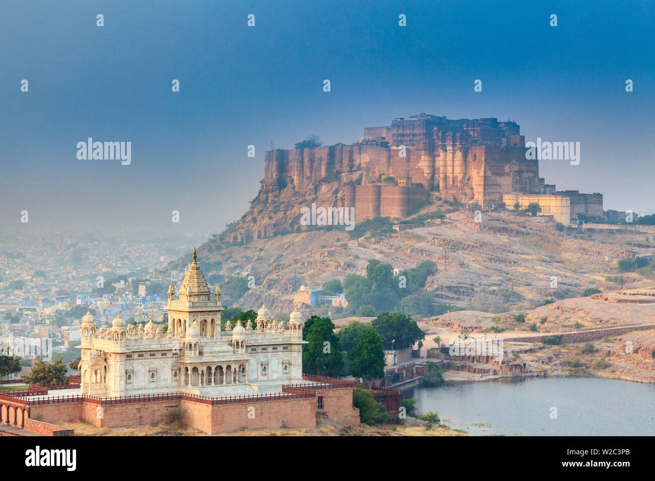 Indien, Rajasthan, Jodhpur, Jaswant Thada Tempel und Mehrangarh Fort Stockfoto