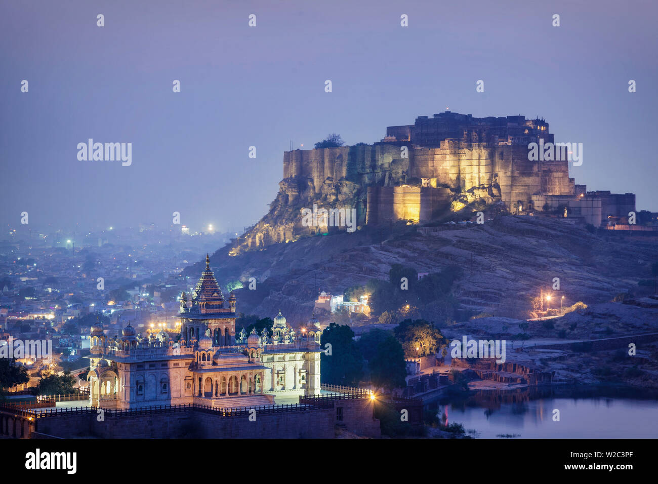 Indien, Rajasthan, Jodhpur, Jaswant Thada Tempel und Mehrangarh Fort Stockfoto