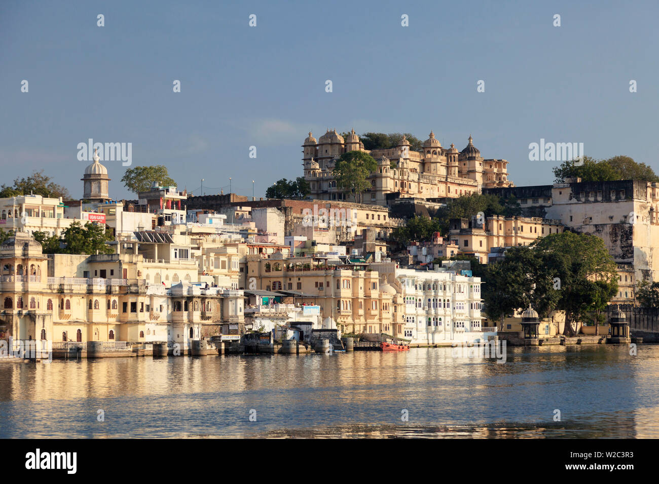 Indien, Rajasthan, Udaipur, Blick auf Lal Ghat und City Palace Complex Stockfoto