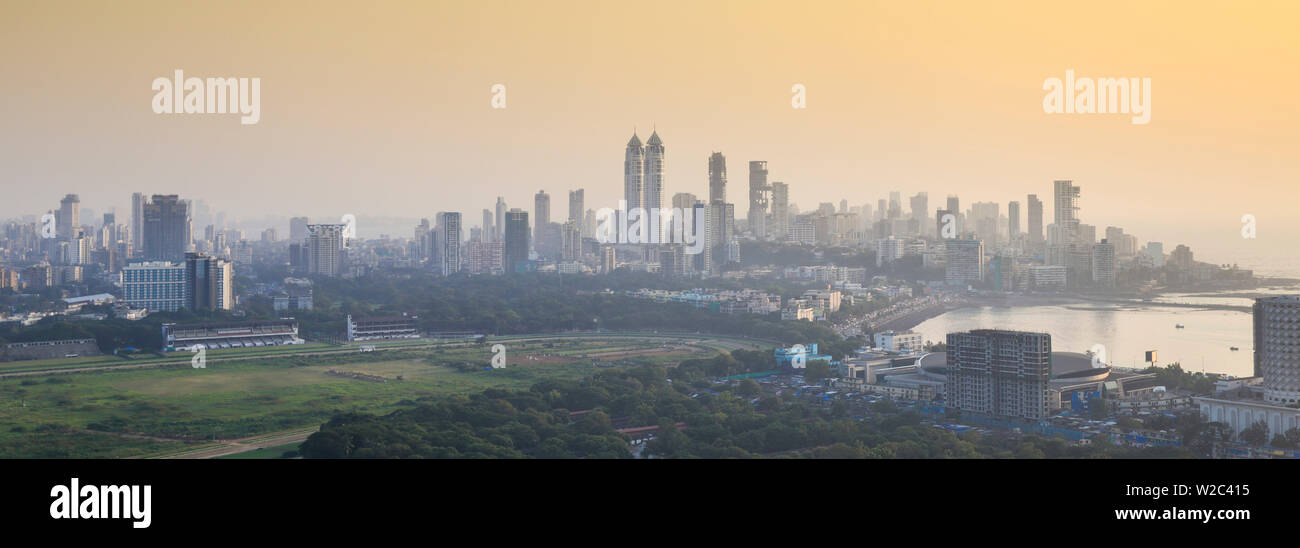 India, Maharashtra, Mumbai, Blick auf die Stadt, Nehru Science Center, dem Kaiserlichen twin-tower Wohnwolkenkratzer Komplex, Mahalakshmi Pferderennbahn und Haji Ali Bay Stockfoto