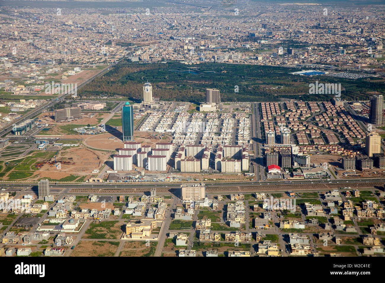Irak, Kurdistan, Erbil, Luftaufnahme von Erbil, über neue Wohnsiedlungen, Sami Abdul Rahman Park, dem Stadtzentrum und der Zitadelle. Stockfoto