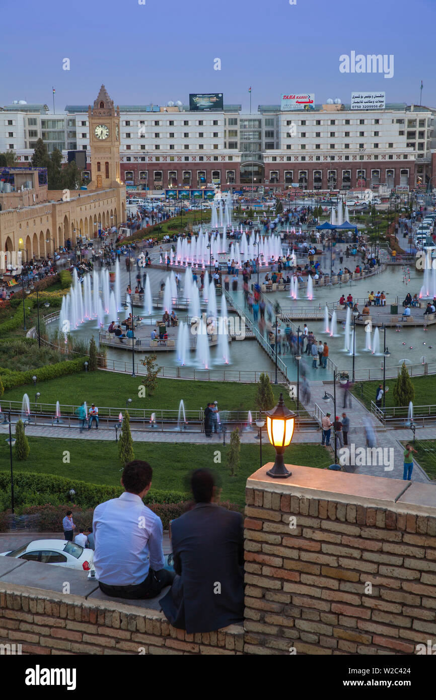 Irak, Kurdistan, Erbil, Männer sitzen auf Wände bei Citadel über Shar Park (City Park) und Qaysari Basare Stockfoto