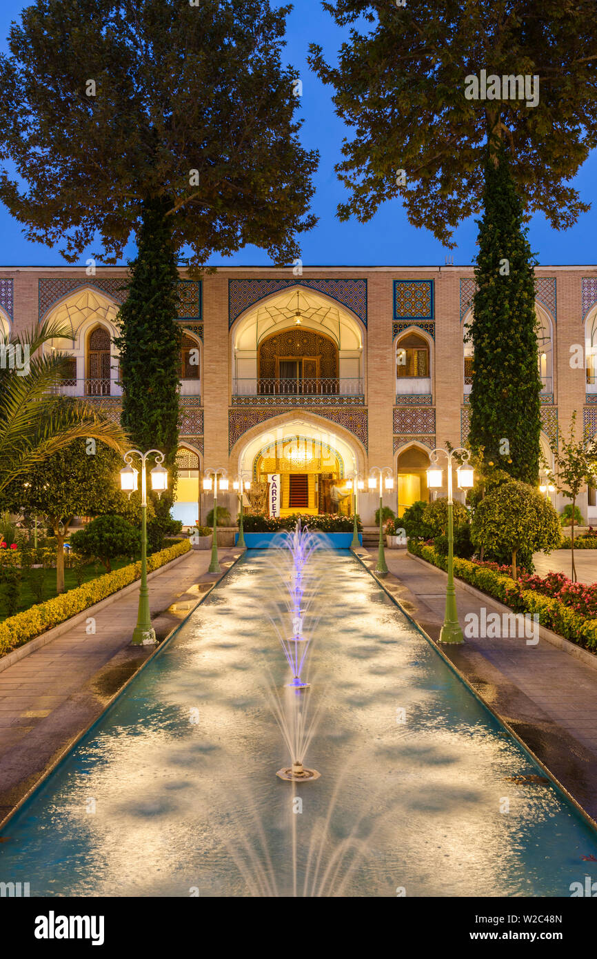 Iran, zentralen Iran, Esfahan, Abbasi Hotel, Hof, Dämmerung Stockfoto