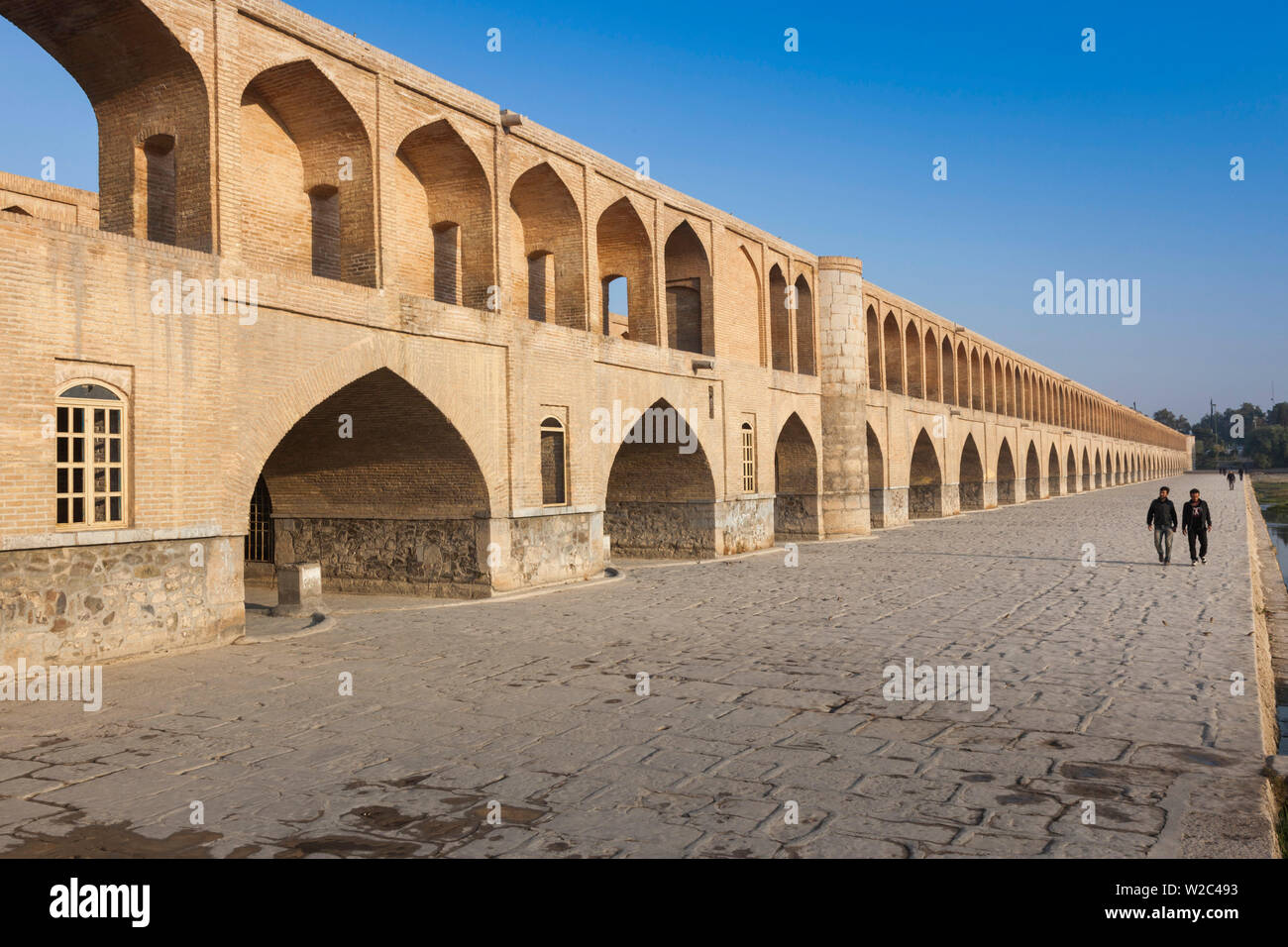 Zentralen Iran, Esfahan, Iran, Si-o-Seh-Brücke, dawn Stockfoto