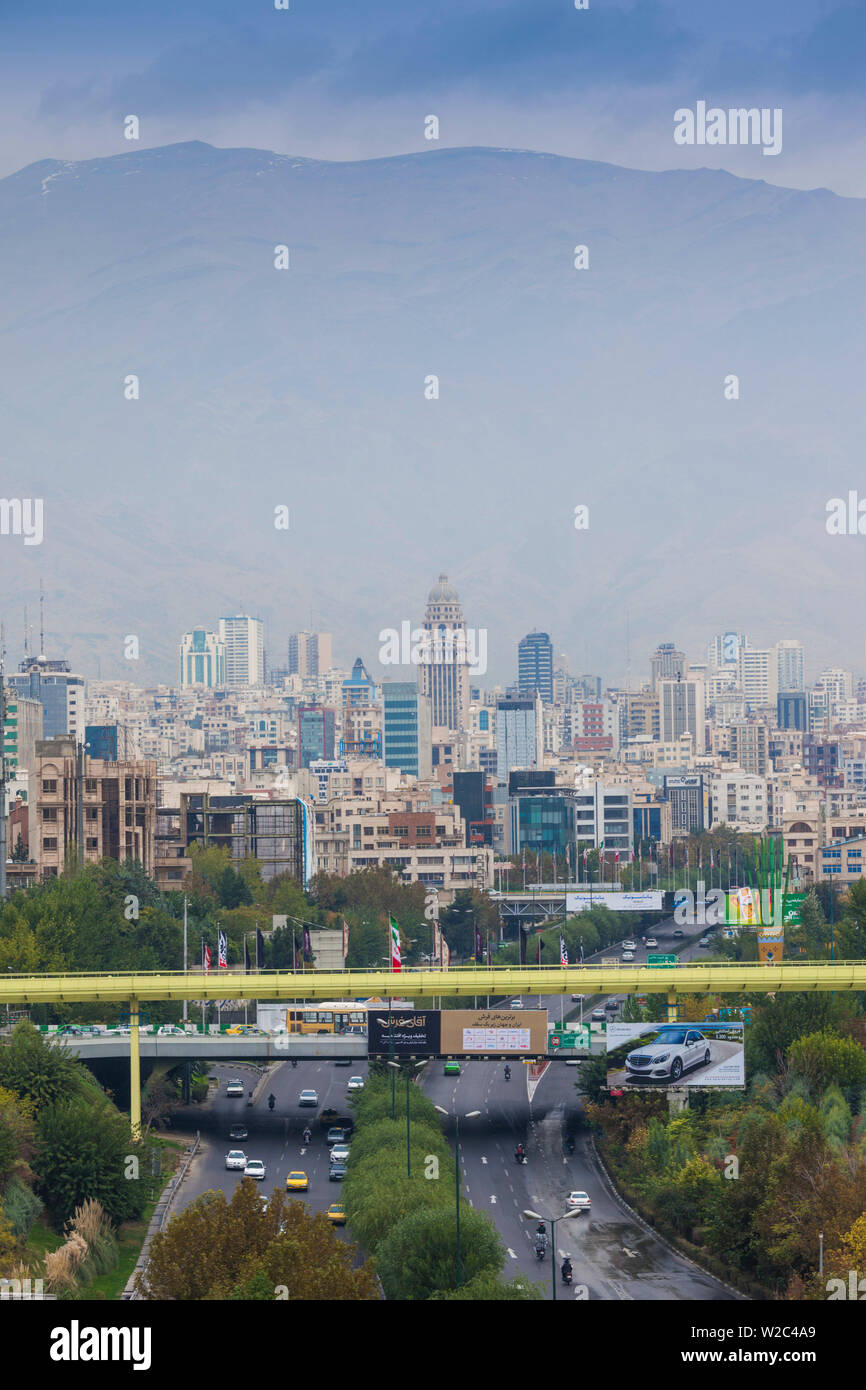 Iran, Teheran, Skyline der Stadt vom Pol e Tabiat Natur Brücke Stockfoto