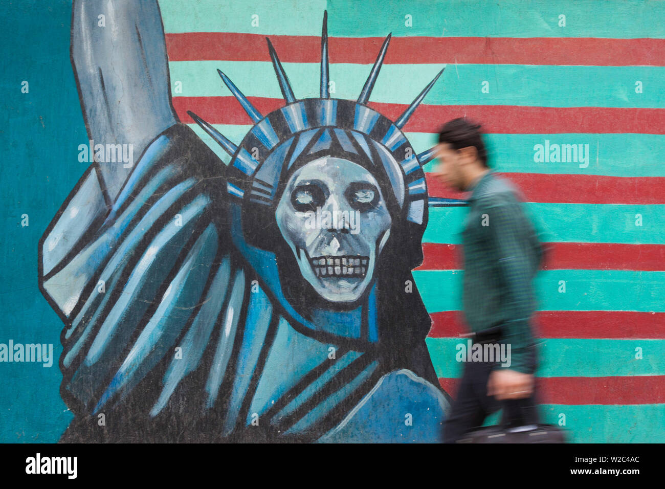 Iran, Teheran, Anti-US-Propaganda Wandbild an den Außenwänden der ehemaligen US-Botschaft, bekannt als die Höhle von uns Spionage Stockfoto