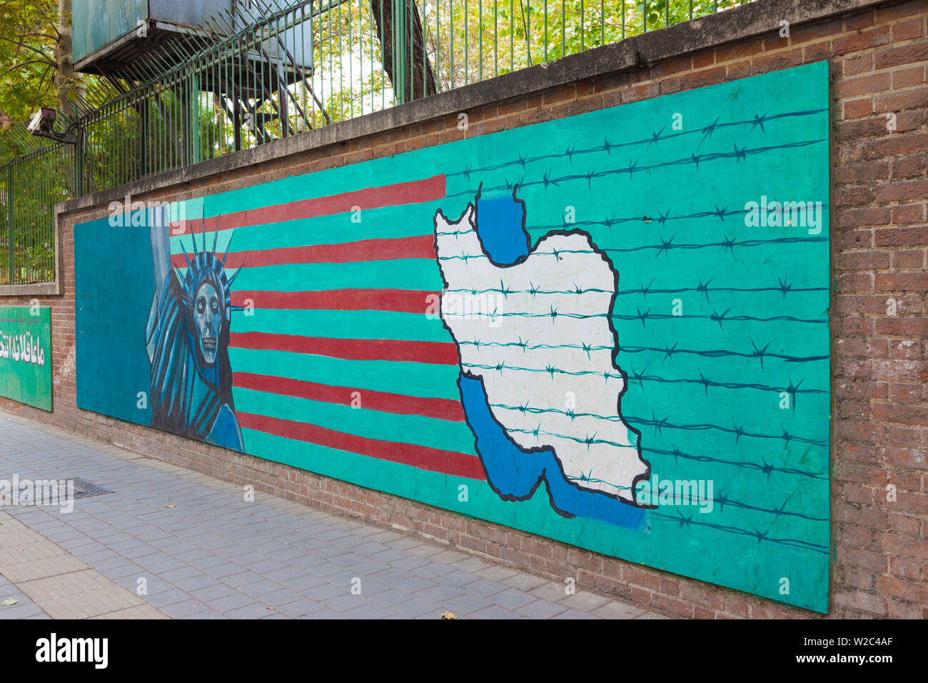 Iran, Teheran, Anti-US-Propaganda Wandbild an den Außenwänden der ehemaligen US-Botschaft, bekannt als die Höhle von uns Spionage Stockfoto