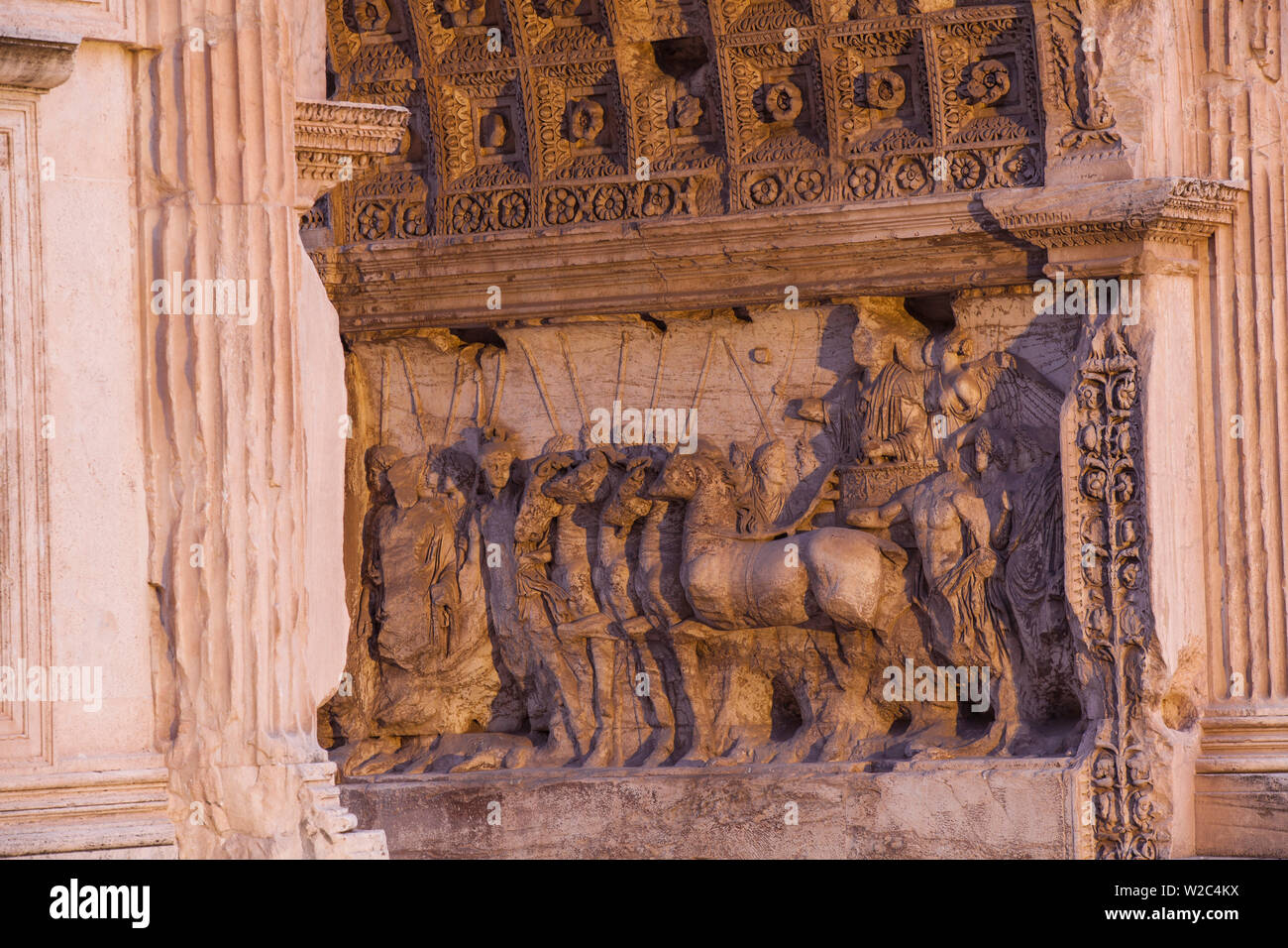 Italien, Latium, Rom, Via Sacra, Reliefs auf dem Bogen des Titus-Arch di Tito am Eingang zum Forum Stockfoto